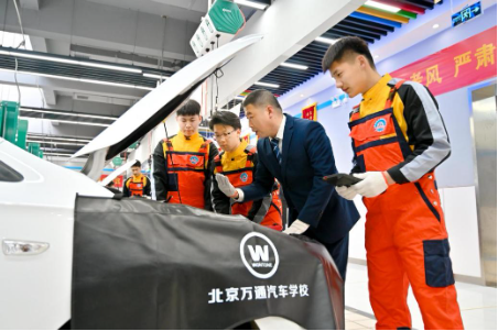 促教育链、人才链与产业链深度融合 央视记者探访万通汽车教育新变化